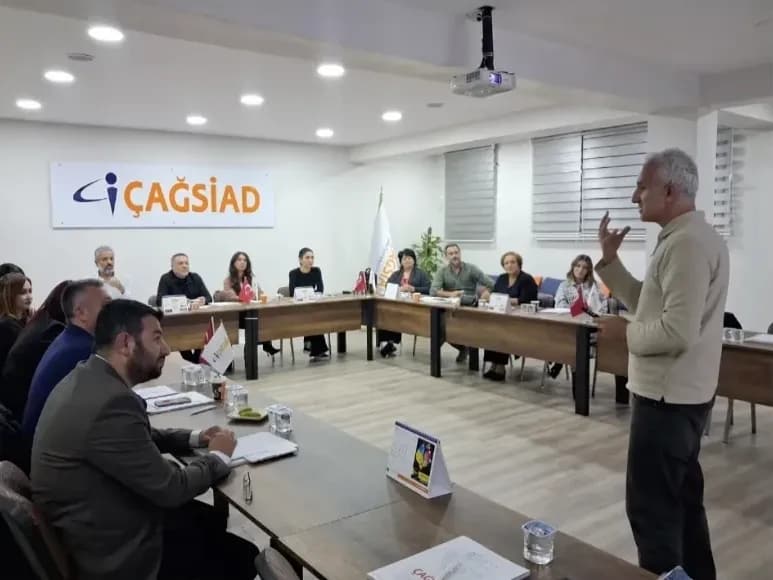 Zafer Yılmaz, ÇAĞSİAD Akademi ve Network Buluşması’nda U masa düzenindeki katılımcılara sunum yaparken