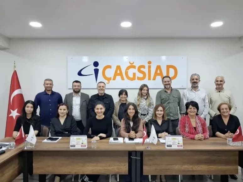 ÇAĞSİAD Akademi ve Network Buluşması katılımcıları Zafer Yılmaz ile toplu fotoğrafta